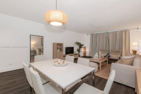 Снять в аренду кондоминиум в Майами-Бич, Флорида 1 спальня, 89.19м2, № 1941086 - фото 2