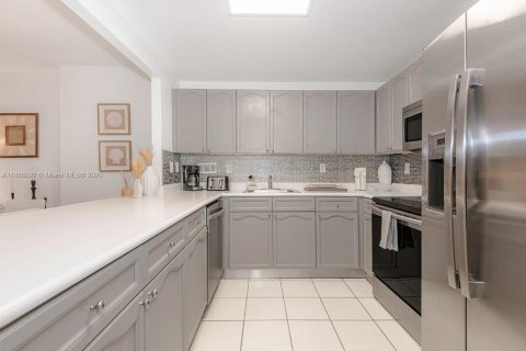 Снять в аренду кондоминиум в Майами-Бич, Флорида 1 спальня, 89.19м2, № 1941086 - фото 16