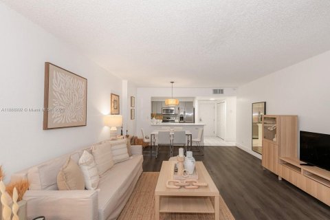 Снять в аренду кондоминиум в Майами-Бич, Флорида 1 спальня, 89.19м2, № 1941086 - фото 8