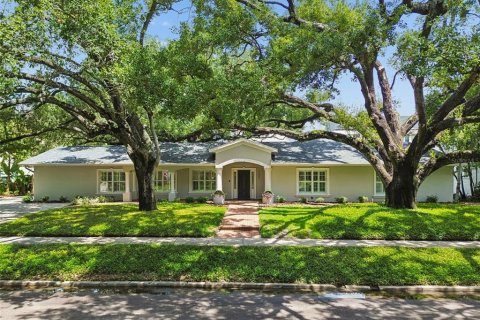 House in Tampa, Florida 4 bedrooms, 361.11 sq.m. № 2315179