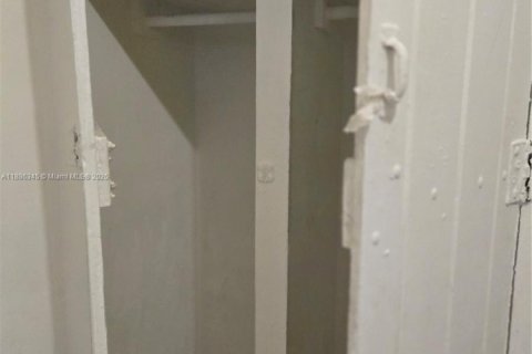 Снять в аренду коммерческую недвижимость в Хомстед, Флорида 1 спальня, 382.94м2, № 1933263 - фото 3