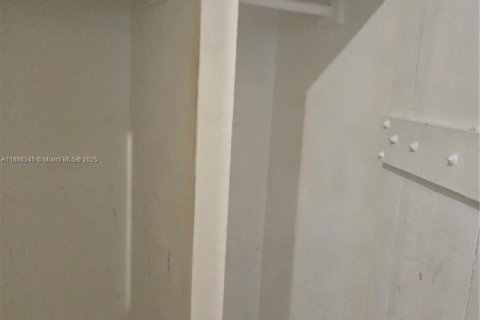 Снять в аренду коммерческую недвижимость в Хомстед, Флорида 1 спальня, 382.94м2, № 1933263 - фото 2