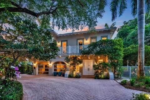 Casa en venta en Miami, Florida, 4 dormitorios, 324.32 m2 № 2066627 - foto 1