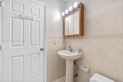 House in Miami, Florida 3 bedrooms, 129.13 sq.m. № 1941598 - photo 9