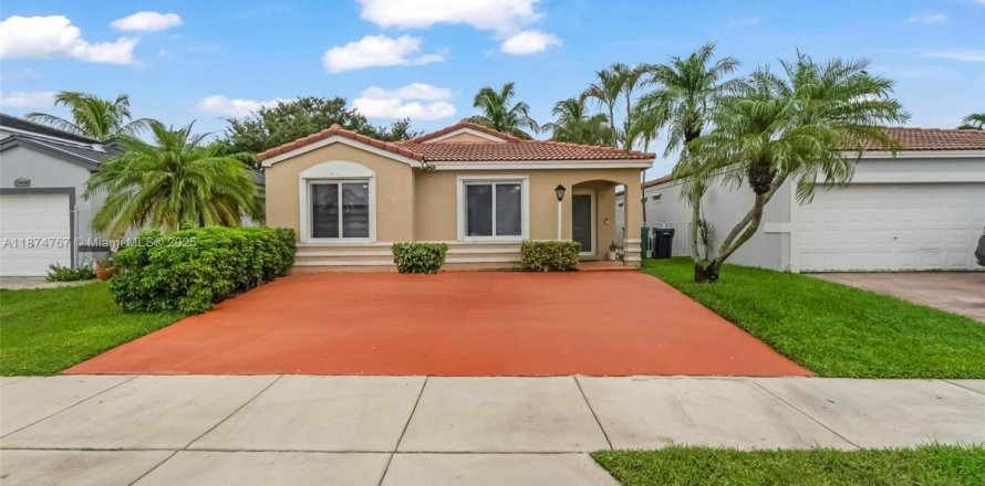 House in Miami, Florida 3 bedrooms, 129.13 sq.m. № 1941598