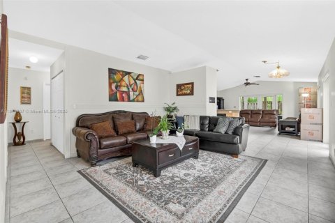 House in Miami, Florida 3 bedrooms, 129.13 sq.m. № 1941598 - photo 3