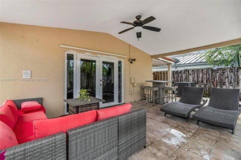 House in Miami, Florida 3 bedrooms, 129.13 sq.m. № 1941598 - photo 17