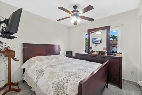 House in Miami, Florida 3 bedrooms, 129.13 sq.m. № 1941598 - photo 11