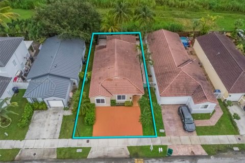 House in Miami, Florida 3 bedrooms, 129.13 sq.m. № 1941598 - photo 20