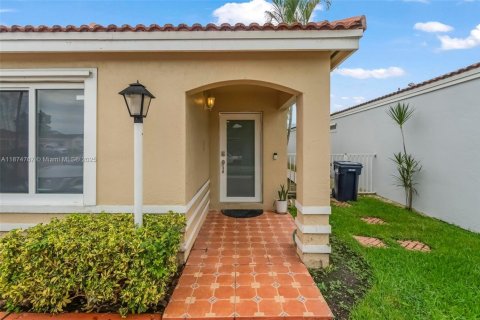 House in Miami, Florida 3 bedrooms, 129.13 sq.m. № 1941598 - photo 2