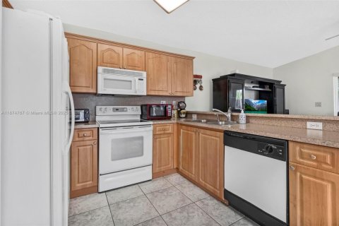 House in Miami, Florida 3 bedrooms, 129.13 sq.m. № 1941598 - photo 7