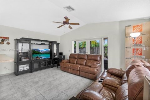 House in Miami, Florida 3 bedrooms, 129.13 sq.m. № 1941598 - photo 5