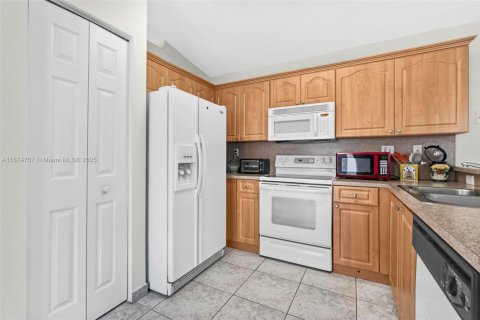 House in Miami, Florida 3 bedrooms, 129.13 sq.m. № 1941598 - photo 6