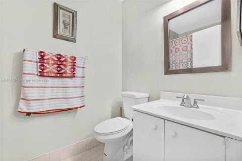 House in Miami, Florida 3 bedrooms, 129.13 sq.m. № 1941598 - photo 12