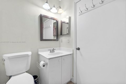 House in Miami, Florida 3 bedrooms, 129.13 sq.m. № 1941598 - photo 14