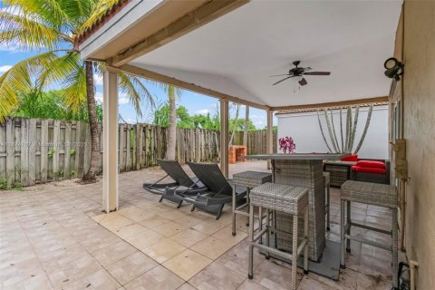 House in Miami, Florida 3 bedrooms, 129.13 sq.m. № 1941598 - photo 18