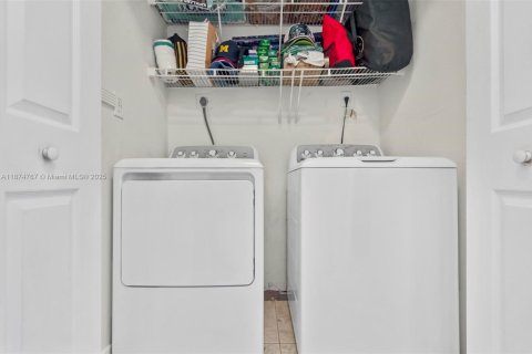 House in Miami, Florida 3 bedrooms, 129.13 sq.m. № 1941598 - photo 15