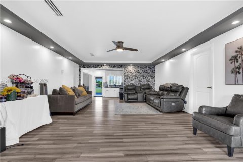 Casa en venta en Miami Gardens, Florida, 4 dormitorios, 194.72 m2 № 2428512 - foto 9