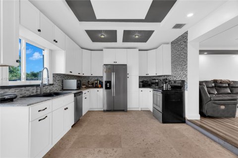 Casa en venta en Miami Gardens, Florida, 4 dormitorios, 194.72 m2 № 2428512 - foto 14