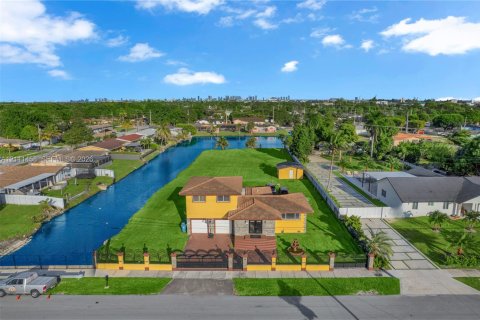 Casa en Miami Gardens, Florida 4 dormitorios, 194.72 m2 № 2428512
