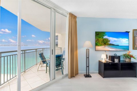 Condominio en venta en Sunny Isles Beach, Florida, 2 dormitorios, 123.56 m2 № 1892653 - foto 17
