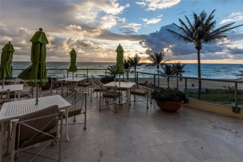 Condominio en venta en Sunny Isles Beach, Florida, 2 dormitorios, 123.56 m2 № 1892653 - foto 11