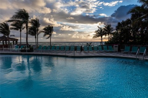 Condominio en venta en Sunny Isles Beach, Florida, 2 dormitorios, 123.56 m2 № 1892653 - foto 13
