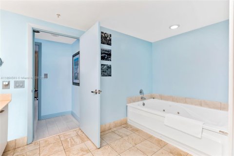 Condominio en venta en Sunny Isles Beach, Florida, 2 dormitorios, 123.56 m2 № 1892653 - foto 25