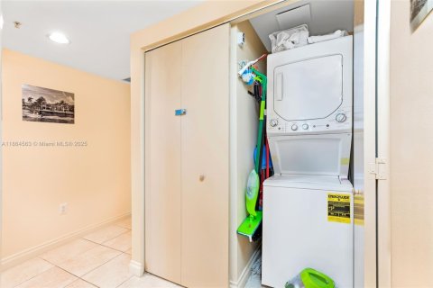 Condominio en venta en Sunny Isles Beach, Florida, 2 dormitorios, 123.56 m2 № 1892653 - foto 26