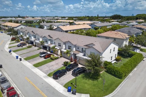 Townhouse in Hollywood, Florida 3 bedrooms, 164.99 sq.m. № 2086971 - photo 4
