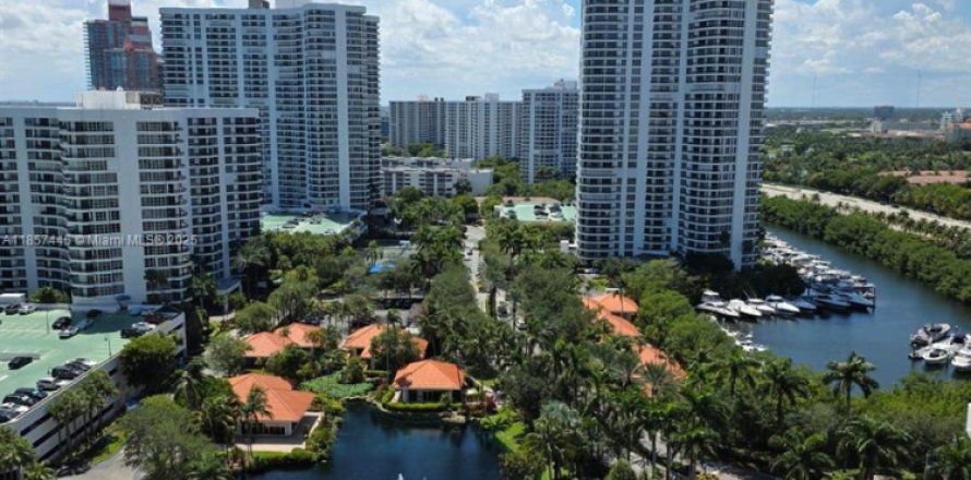 Кондоминиум с 2 спальнями в Авентура, Флорида № 2015457