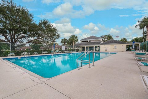 Townhouse in Fort Pierce, Florida 2 bedrooms, 118.91 sq.m. № 945498 - photo 1