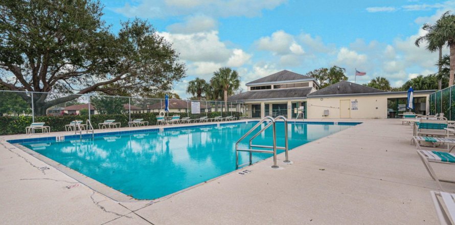 Townhouse in Fort Pierce, Florida 2 bedrooms, 118.91 sq.m. № 945498