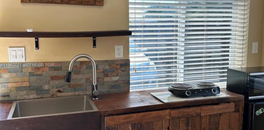 Commercial property in Hollywood, Florida 1 bedroom, 138.24 sq.m. № 2043842