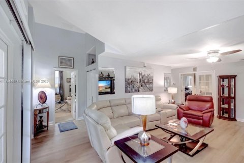 House in Miami Shores, Florida 3 bedrooms, 267.93 sq.m. № 1698500 - photo 14