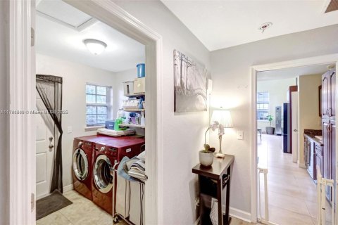 House in Miami Shores, Florida 3 bedrooms, 267.93 sq.m. № 1698500 - photo 15