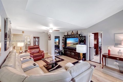 House in Miami Shores, Florida 3 bedrooms, 267.93 sq.m. № 1698500 - photo 7