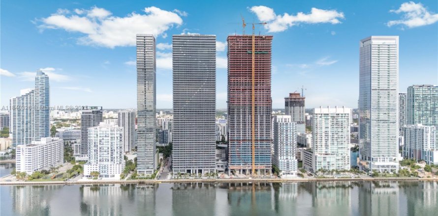 Condominio en Miami, Florida, 3 dormitorios № 1836796