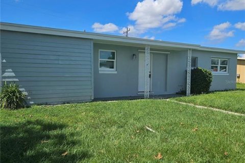 House in Port Charlotte, Florida 2 bedrooms, 91.79 sq.m. № 2367106