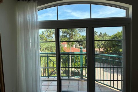 Condo in Hillsboro Beach, Florida, 2 bedrooms  № 2378871 - photo 15