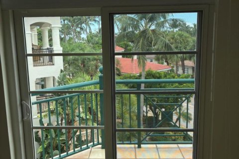 Condo in Hillsboro Beach, Florida, 2 bedrooms  № 2378871 - photo 16