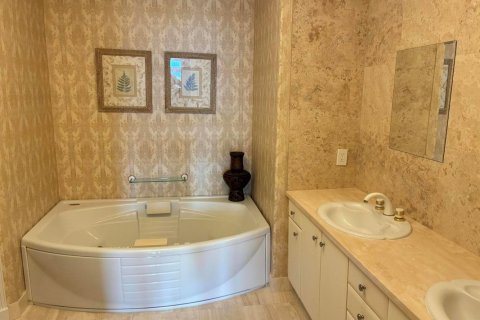 Condo in Hillsboro Beach, Florida, 2 bedrooms  № 2378871 - photo 13