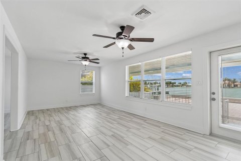 Villa ou maison à louer à Treasure Island, Floride: 2 chambres, 136.38 m2 № 2151357 - photo 30
