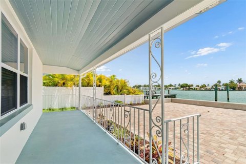 Villa ou maison à louer à Treasure Island, Floride: 2 chambres, 136.38 m2 № 2151357 - photo 5