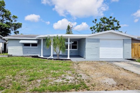 House in Holiday, Florida 2 bedrooms, 88.07 sq.m. № 1760340 - photo 1