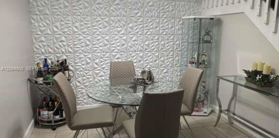 Townhouse in Homestead, Florida 4 bedrooms, 163.97 sq.m. № 2069600