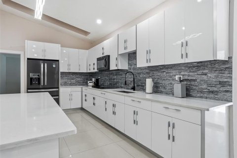 Casa en venta en Tampa, Florida, 4 dormitorios, 221.29 m2 № 2369357 - foto 11