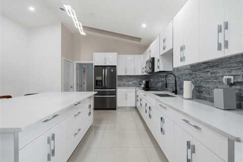 Casa en venta en Tampa, Florida, 4 dormitorios, 221.29 m2 № 2369357 - foto 12