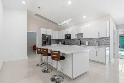 Casa en venta en Tampa, Florida, 4 dormitorios, 221.29 m2 № 2369357 - foto 10