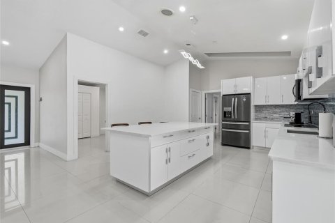 Casa en venta en Tampa, Florida, 4 dormitorios, 221.29 m2 № 2369357 - foto 14